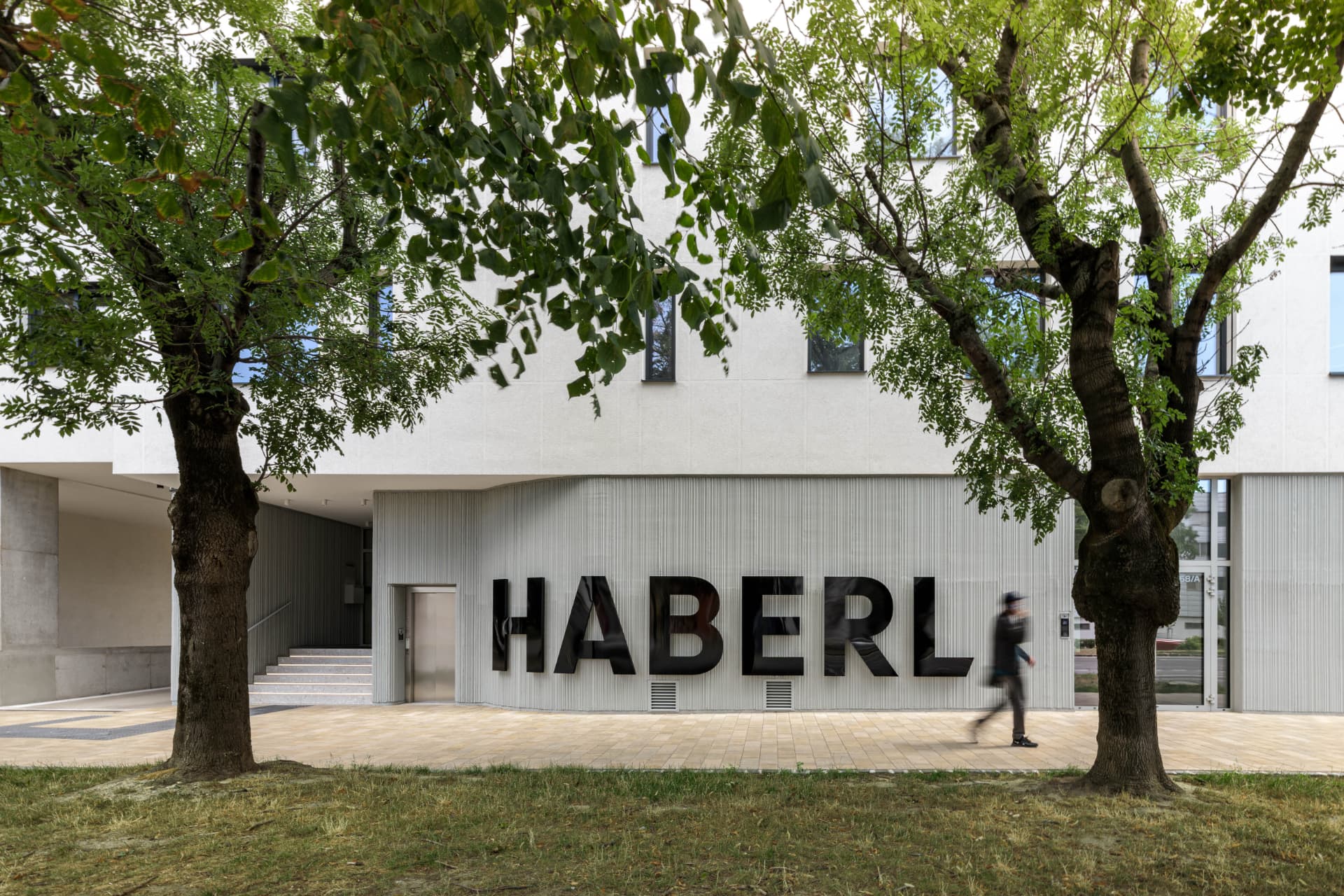 T68 - vstup so sídlom HABERL