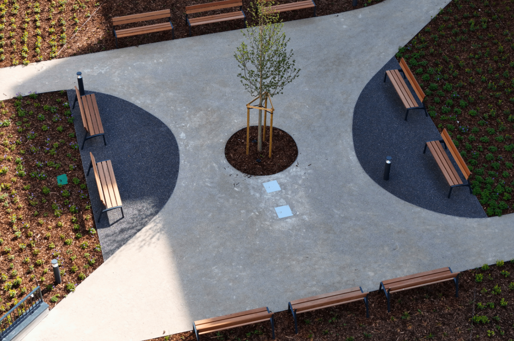 Green Atrium - vnútroblok s lavičkami a stromom