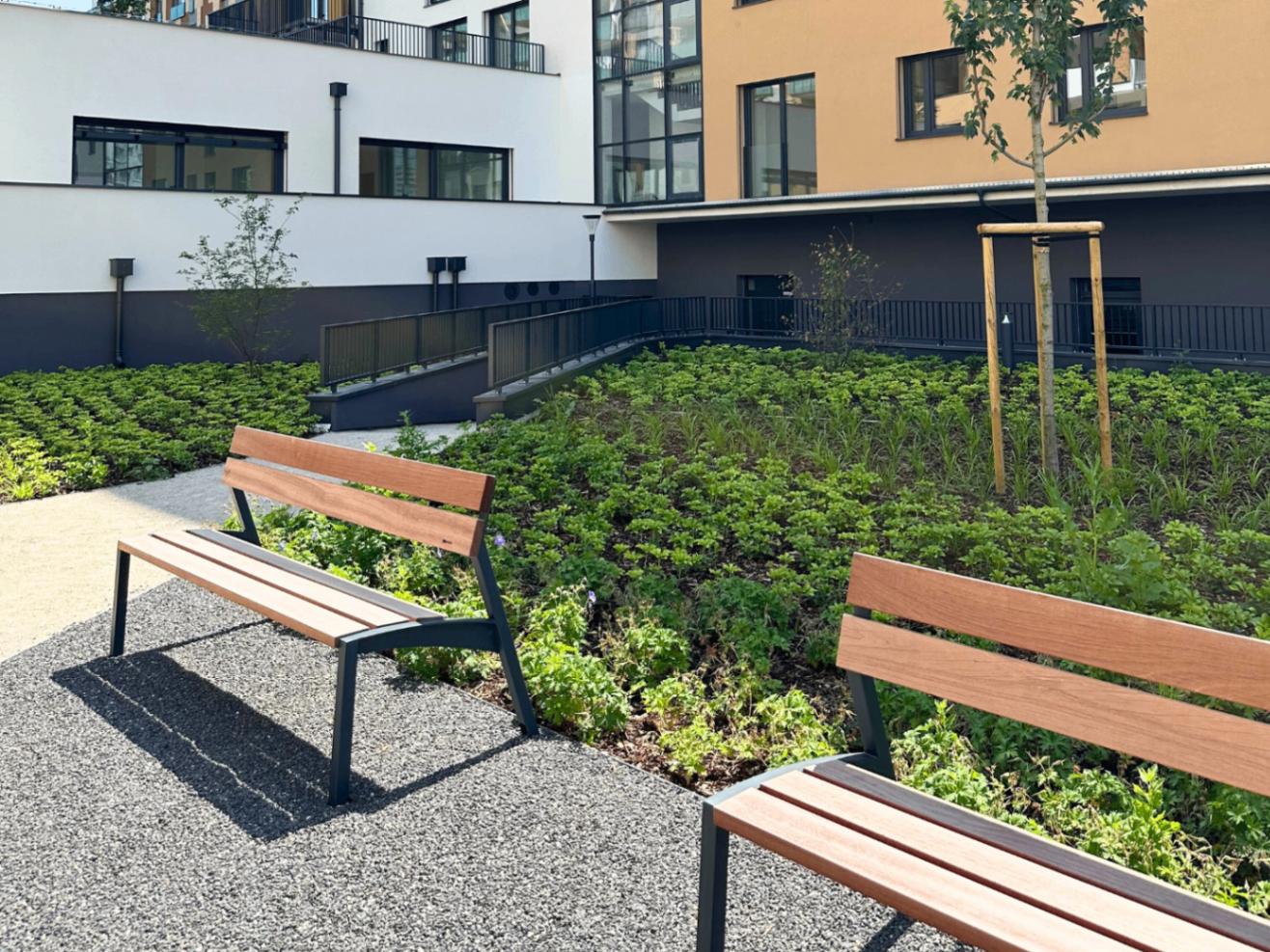 Green Atrium - vnútroblok so zeleňou a lavičkami
